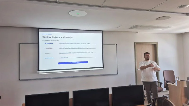 Bahçeşehir Üniversitesi sınıfında pazarlama araştırması ve ürün stratejisi vaka çalışması