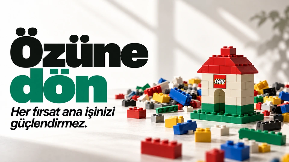 Özüne dön: Dağınık parçalar arasında sağlam yapı. Sağdaki sahnede LEGO logosu.