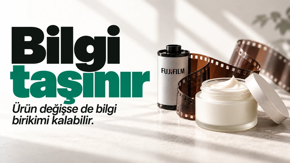 Bilgi taşınır: Film makarası ve kozmetik kavanozu. Sağdaki sahnede Fujifilm logosu.