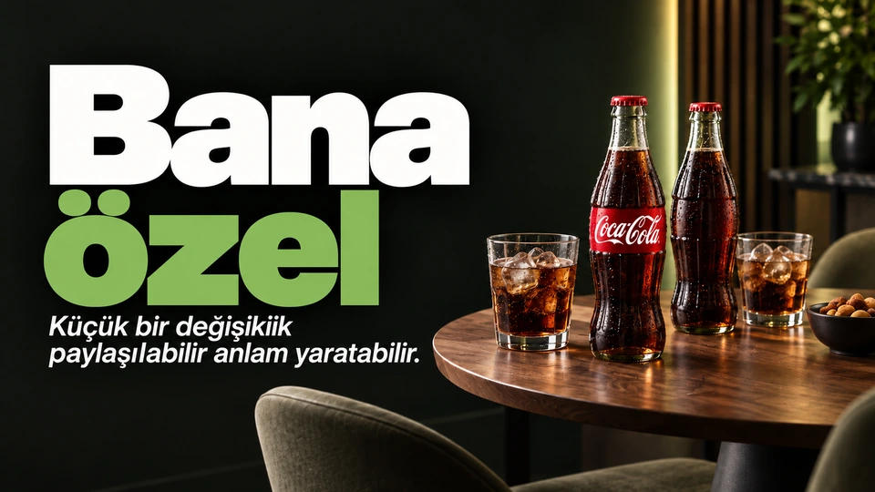 Bana özel: Yazısız şişeler ve iki buluşma bardağı. Sağdaki sahnede Coca-Cola logosu.