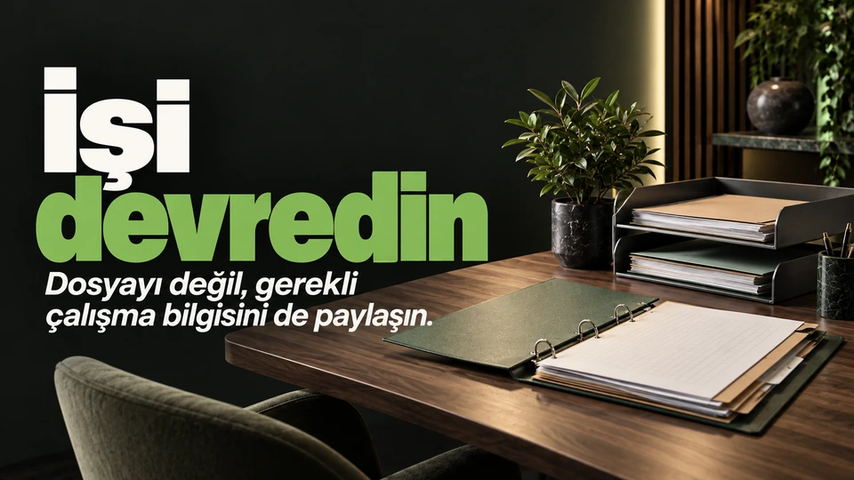 İşi devredin: Açık klasör ve birbirine geçen iki tepsi; insan eli yok.